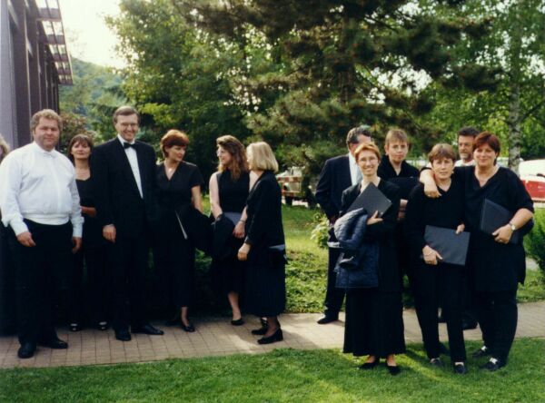 vorn von links: Joseph Matti (Tenor), Berthold H�ps (Chorleiter)